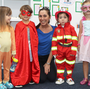 Italian Playgroup Girotondo 2025 image shows children with ILC teacher